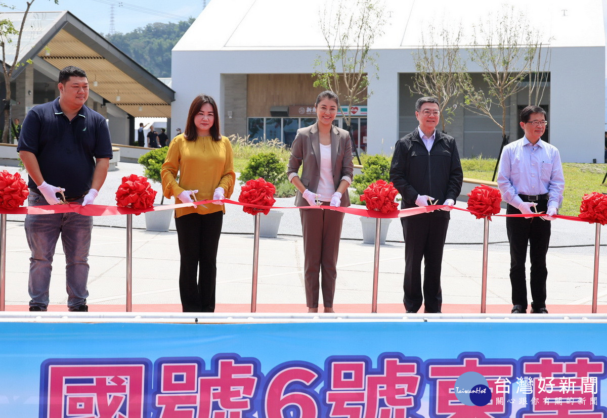 政院長卓榮泰右二起)、許淑華縣長、立委馬文君、游顥等來賓剪綵。（縣府提供）