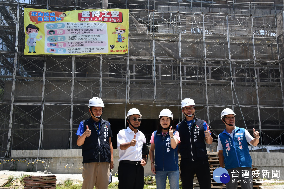 台中市運動局長李昱叡代表盧市長視察工程進度，慰勉團隊