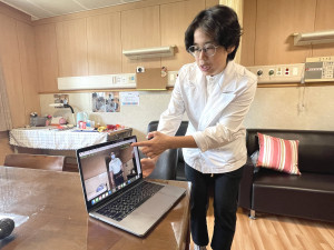 陳佳菁醫師說明「AI智能關節偵測系統」可透過姿勢變化的偵測，提供早期老化和肌少症風險的初步量化評估。