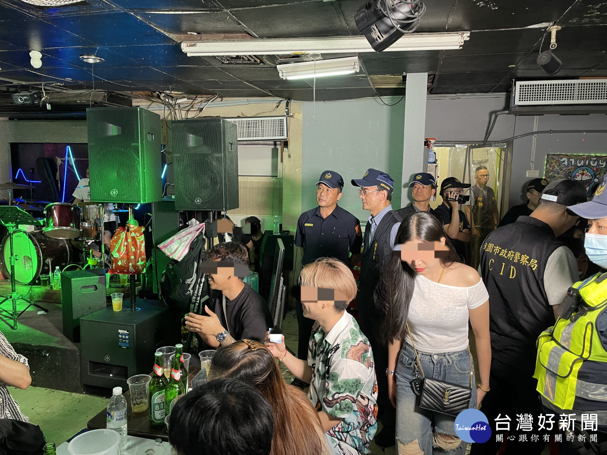 中壢警分局以近百警力的大陣仗進行臨檢，盤查近300名移工，以優勢警力遏止不法。