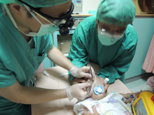 嘉基眼科醫師蔡忠斌透過「可調式斜視矯正手術」，將患者眼位調整至最佳位置／嘉基醫院提供