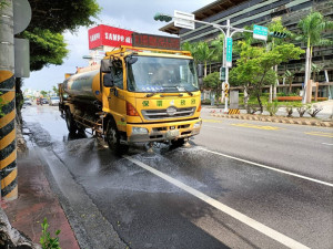嘉義市府環保局6月份開始啟動洗街兼灑水降溫機制／嘉義市府提供