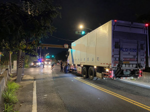 大貨車撞卡限高架進退不得，蘆竹警交通管制及協助排除。