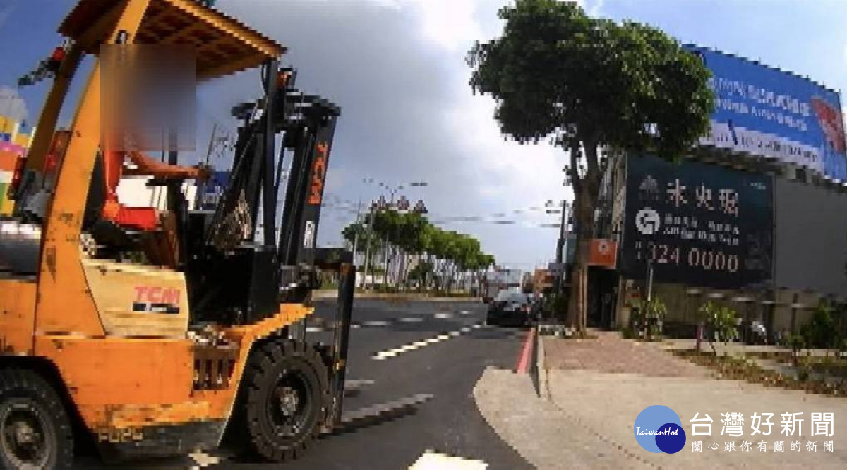 駕駛推高機上路遭蘆竹警開罰送辦。