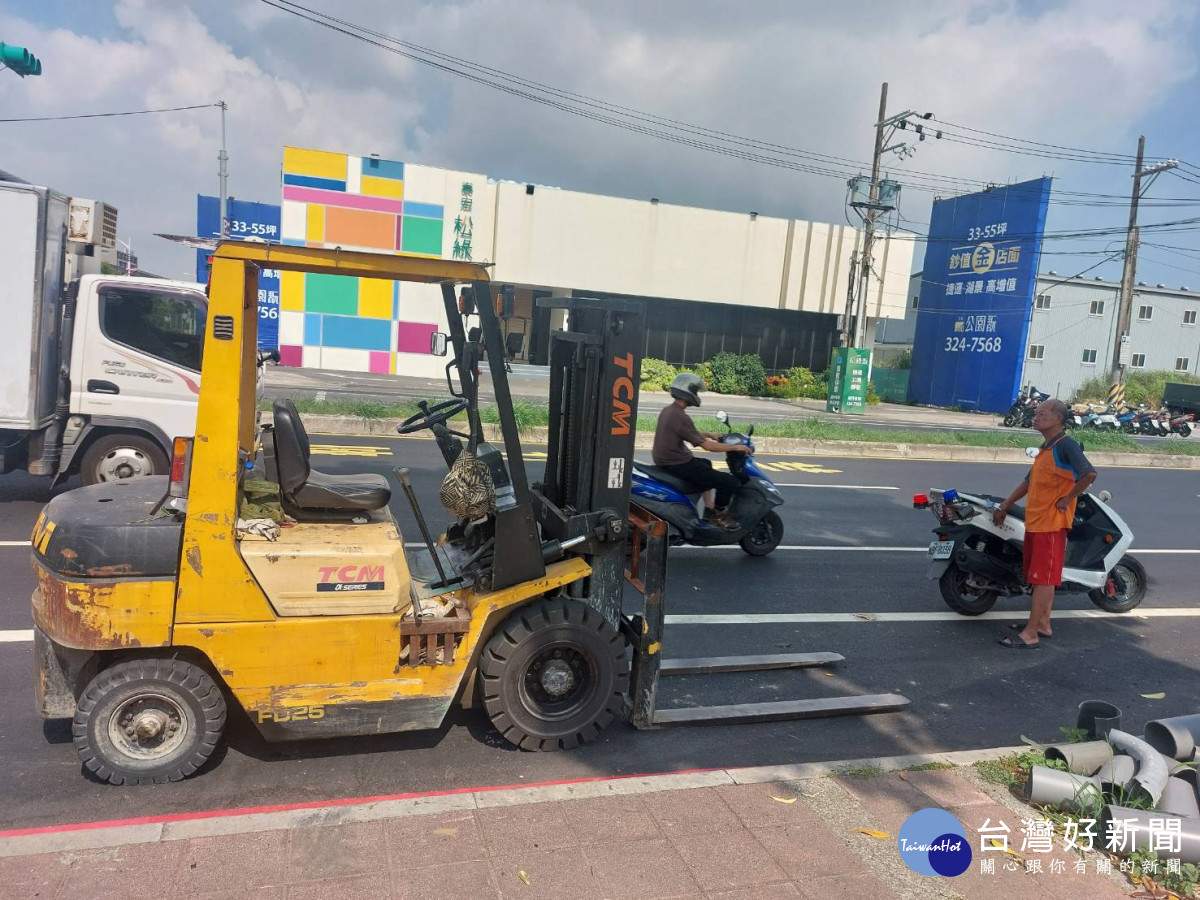 駕駛推高機上路遭蘆竹警開罰送辦。