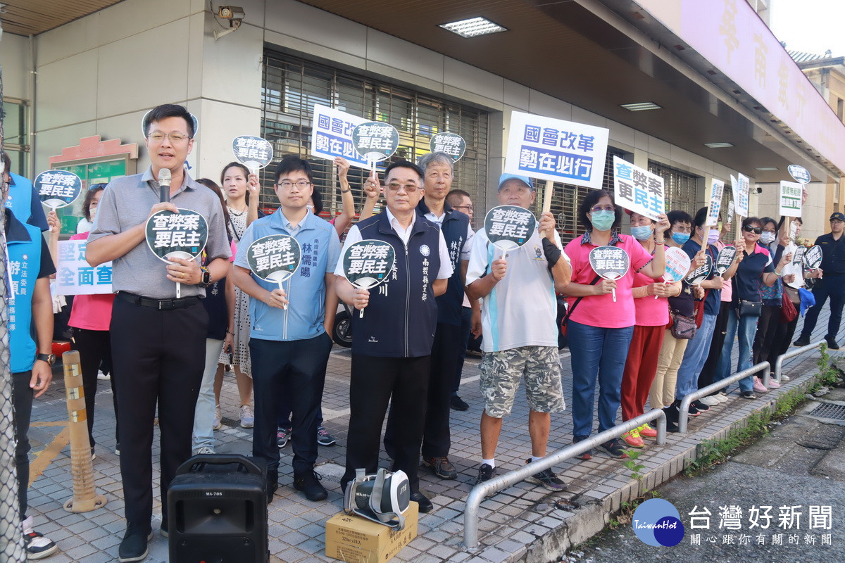 張嘉哲市長說國民黨所提法案均關乎台灣的未來。（記者扶小萍攝）<br />
<br />
