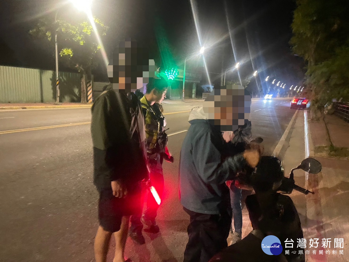 老翁騎車左右搖晃疑酒駕，警攔查發現竟是遭蜂咬身體不適。