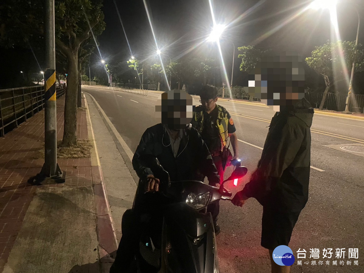 老翁騎車左右搖晃疑酒駕，警攔查發現竟是遭蜂咬身體不適。