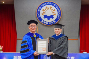 吳春山（左）  獲頒朝陽科大名譽博士學位。林重鎣