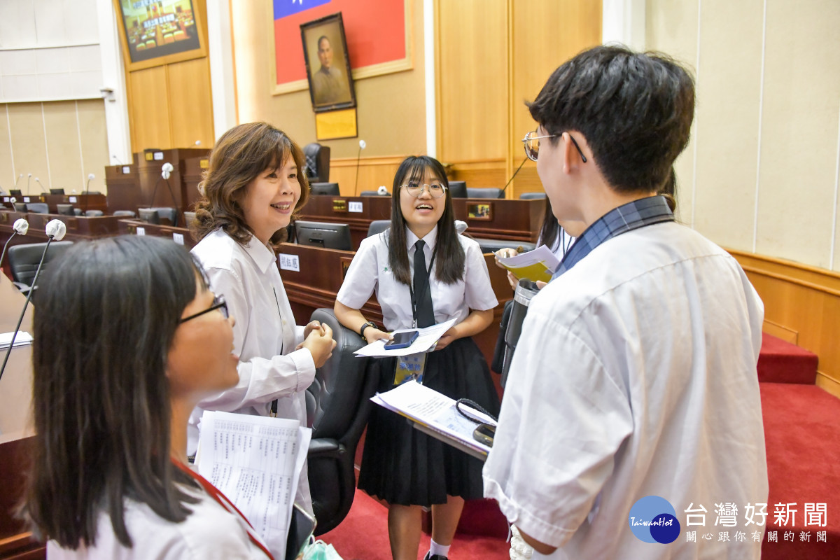 彰化縣議會邀青年熱血議政，模擬縣政質詢激發新世代公民意。圖／記者鄧富珍翻攝