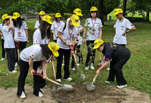 吳淑敏代表和參訪團學生在津山市公園植樹紀念。圖／彰化市公所提供