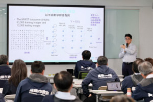 ▲市政會議邀請工研院石立康研究經理，進行「從AI到生成式AI」專題演講，增進市府團隊AI相關知識。