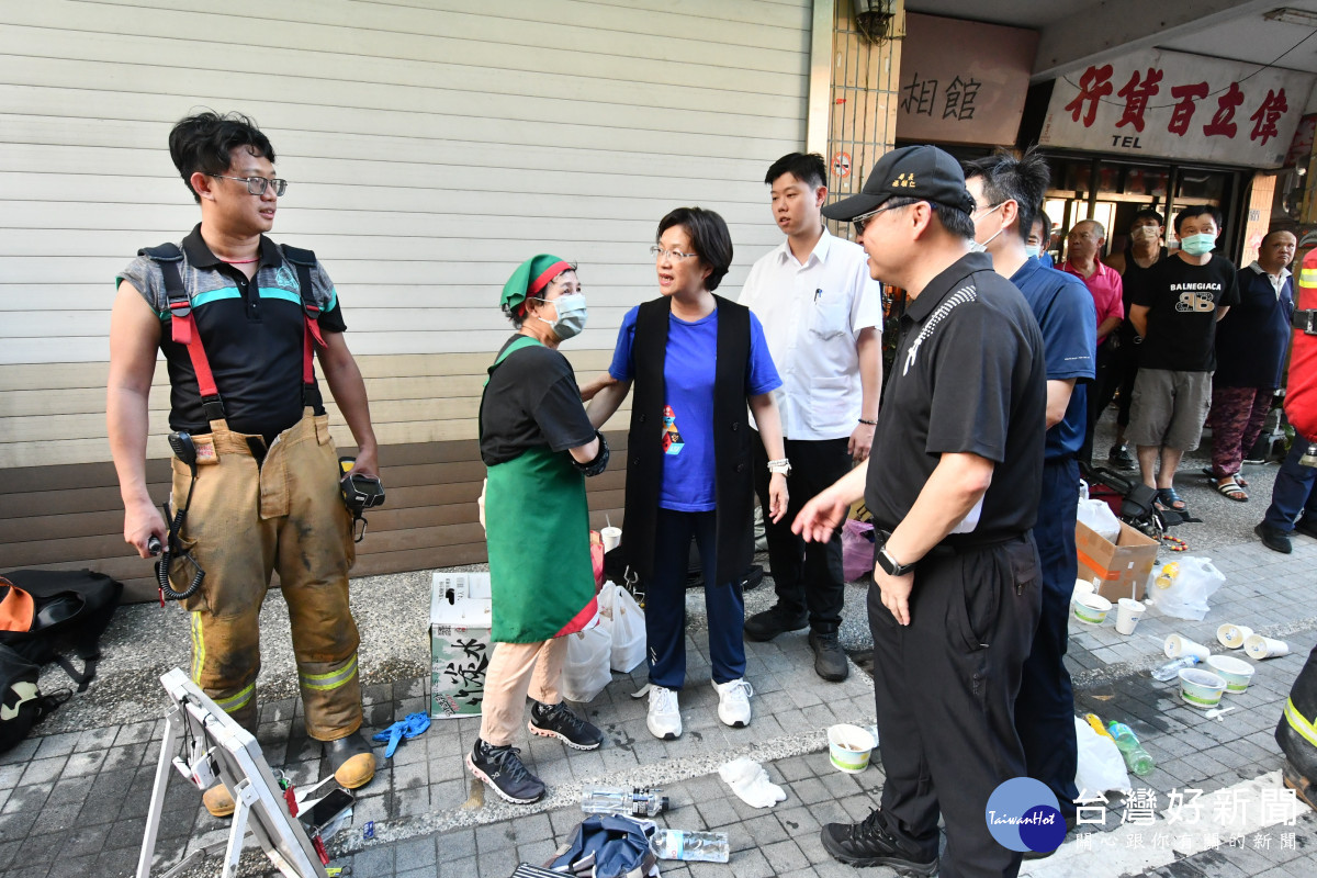 彰化長安街火災現場，係長王惠美感謝打火兄弟姐妹們。圖／彰化縣政府提供