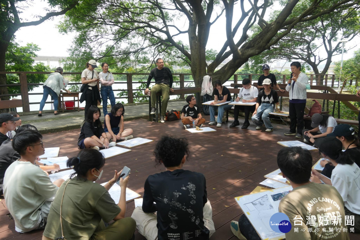 中原大學彭文惠老師分享永續校園案例，介紹地景建築系著名的「大樹教室」經驗。