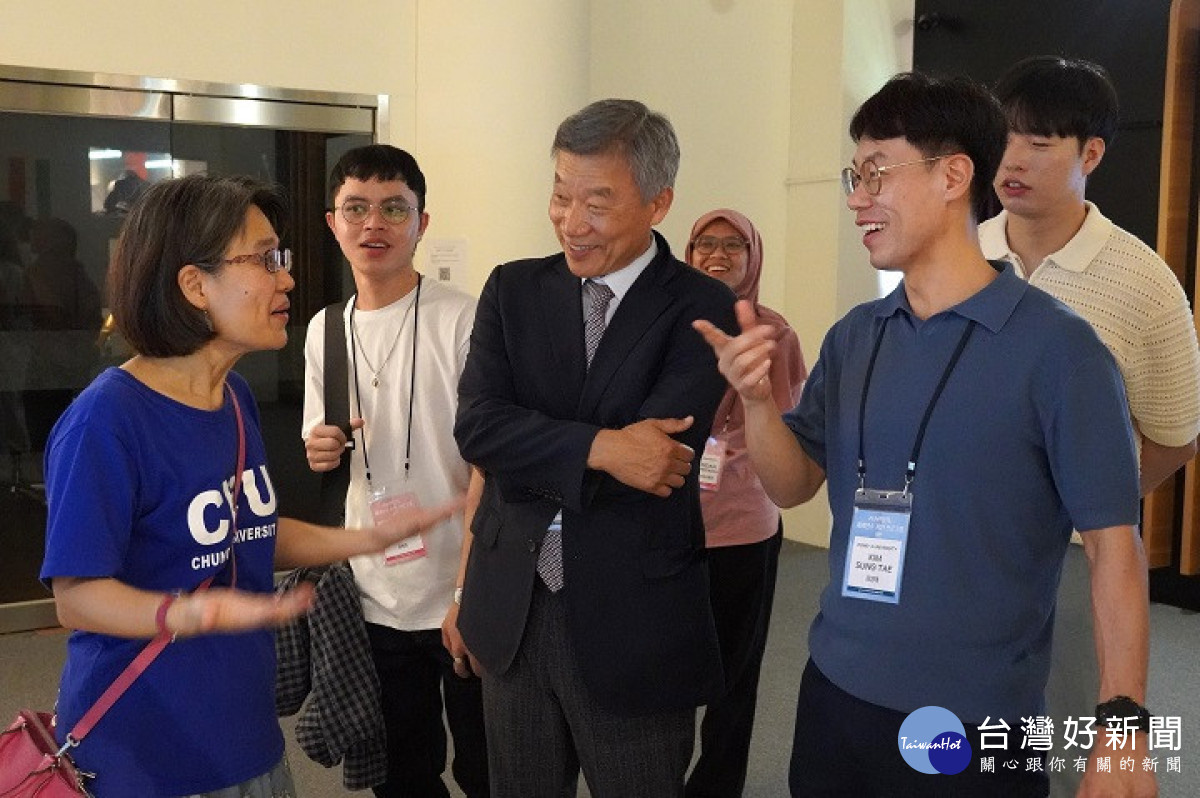 中華大學張馨文院長（左）與韓國東亞大學國際研究生院宋剛直院長（中)。