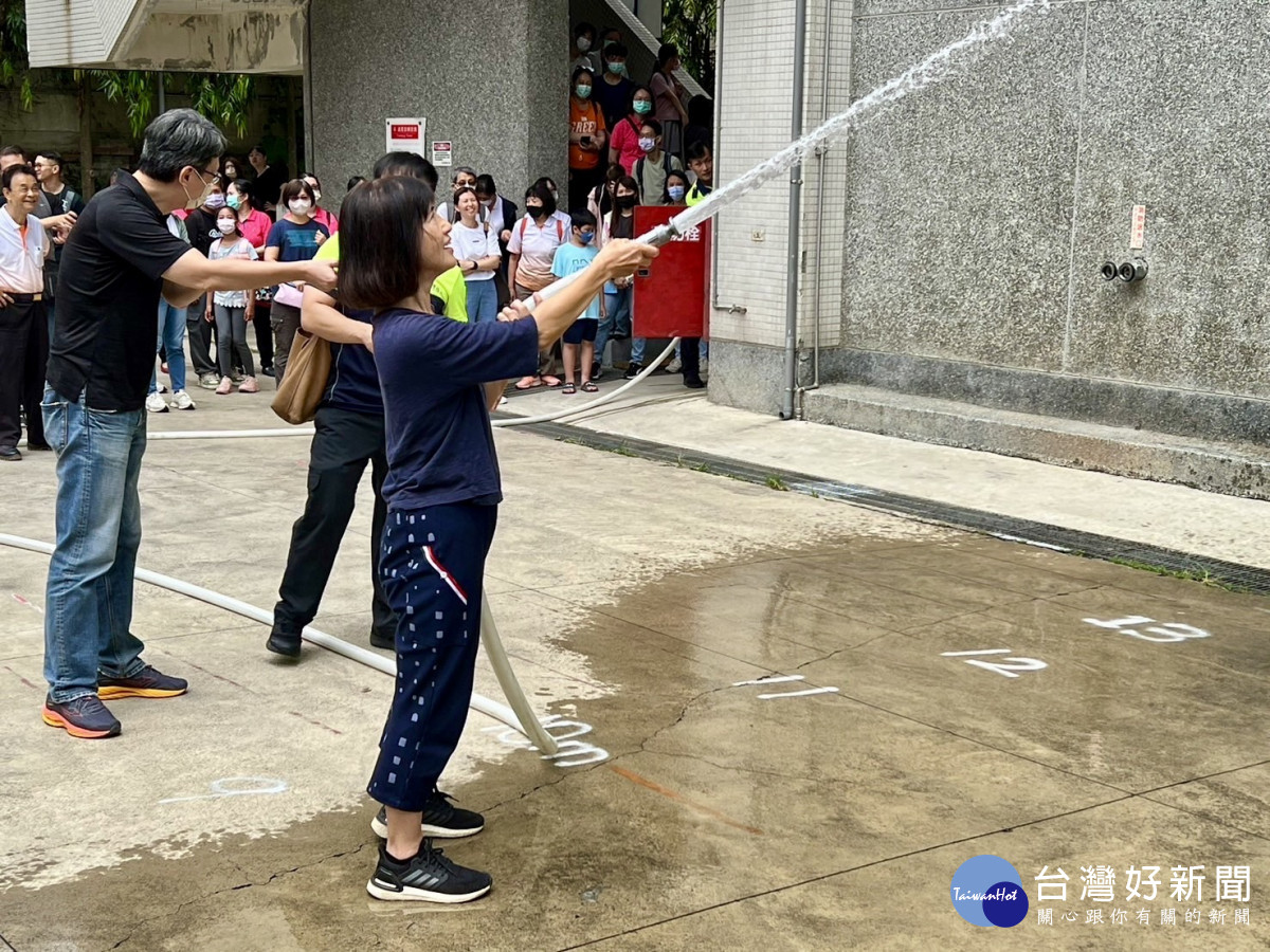 民眾現場學習防災灌救知識