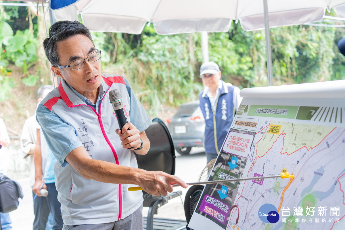 桃園市政府工務局長汪在宙說明「大溪區瑞仁路道路拓寬工程」。