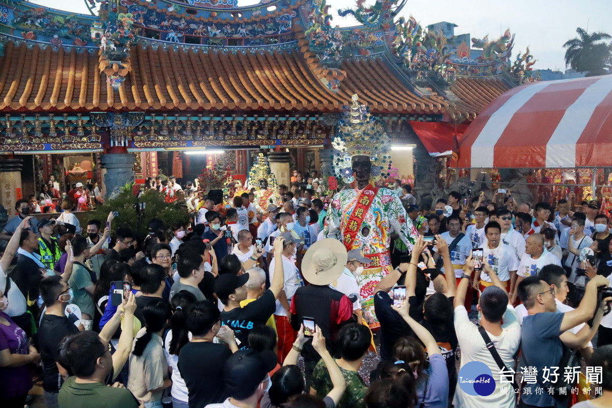 城隍祭暗訪由牛馬將軍范謝將軍領隊出發。（記者扶小萍攝）