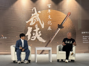 武俠百年文化展首場論壇由師承詠春葉問武術導演邵志項為觀眾解說武俠的精神與文化傳承。（圖／武俠百年文化展提供）