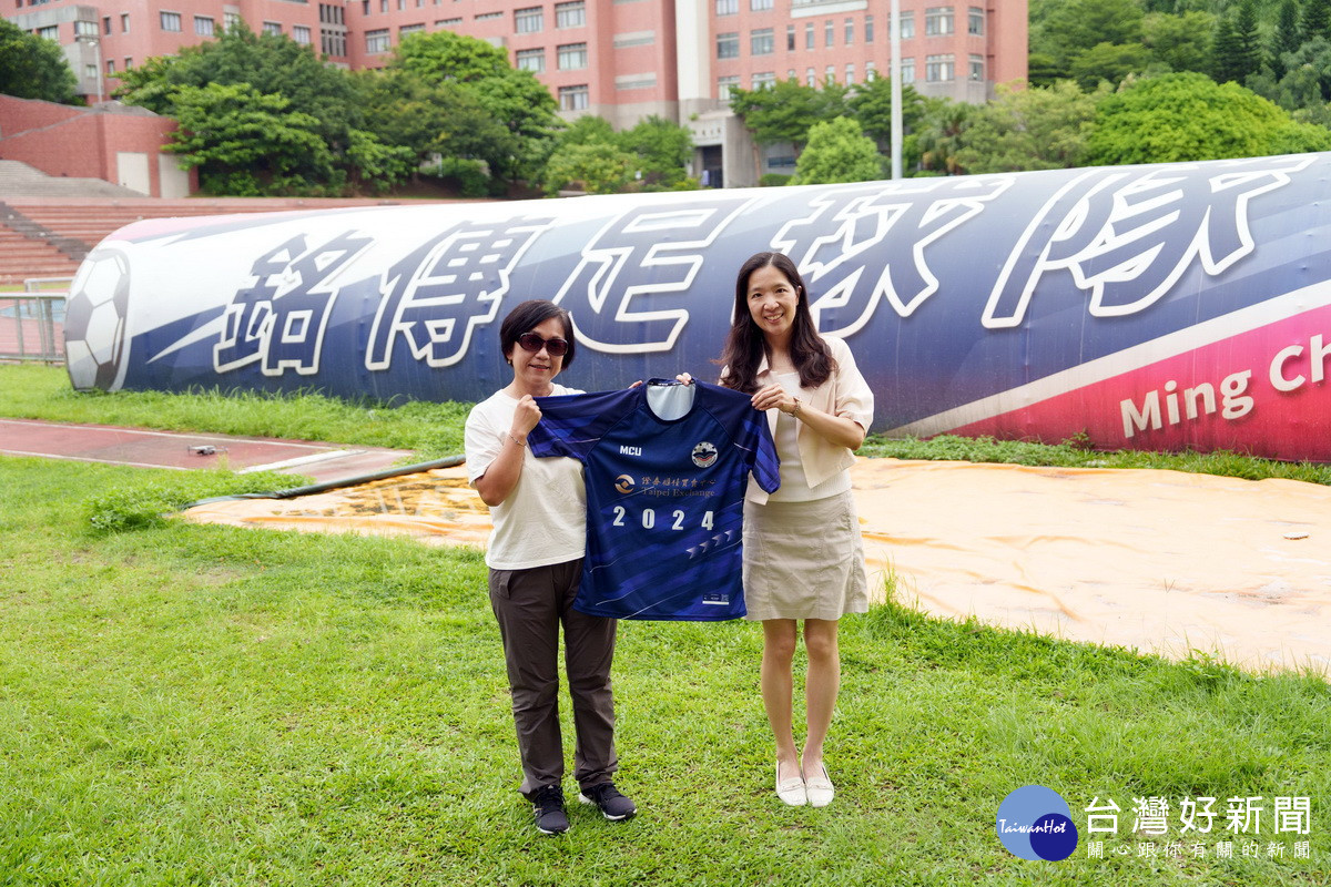 感謝贊助銘傳大學足球隊，銘傳大學副校長李藍瑜（右）致贈球衣予櫃買中心主任秘書林婉蓉。<br />
