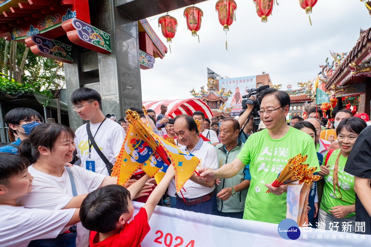 桃園市長張善政出席「大溪大禧亮點演出暨百工百業精華踩街」活動。<br />
