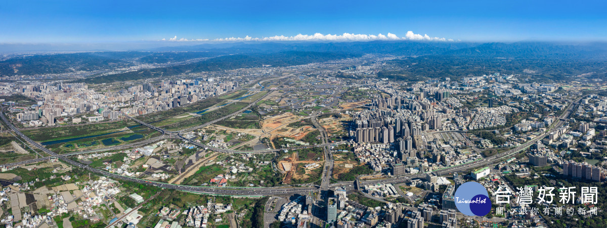 新竹縣市聯通道路空拍照，包含高速公路、慈雲路、東科路等道路。