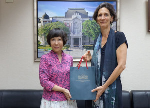 2023年國立臺灣文學館長林巾力（左）與法國在台協會學術合作與文化處長雷詩雅(右）合影。
