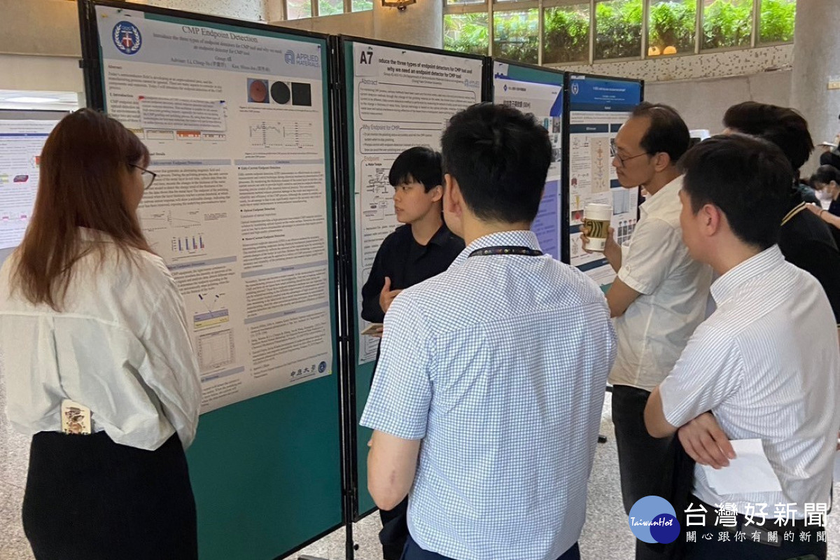  中原大學「台灣應用材料系列課程-先進半導體設備」成果展，學生展現學習成果。