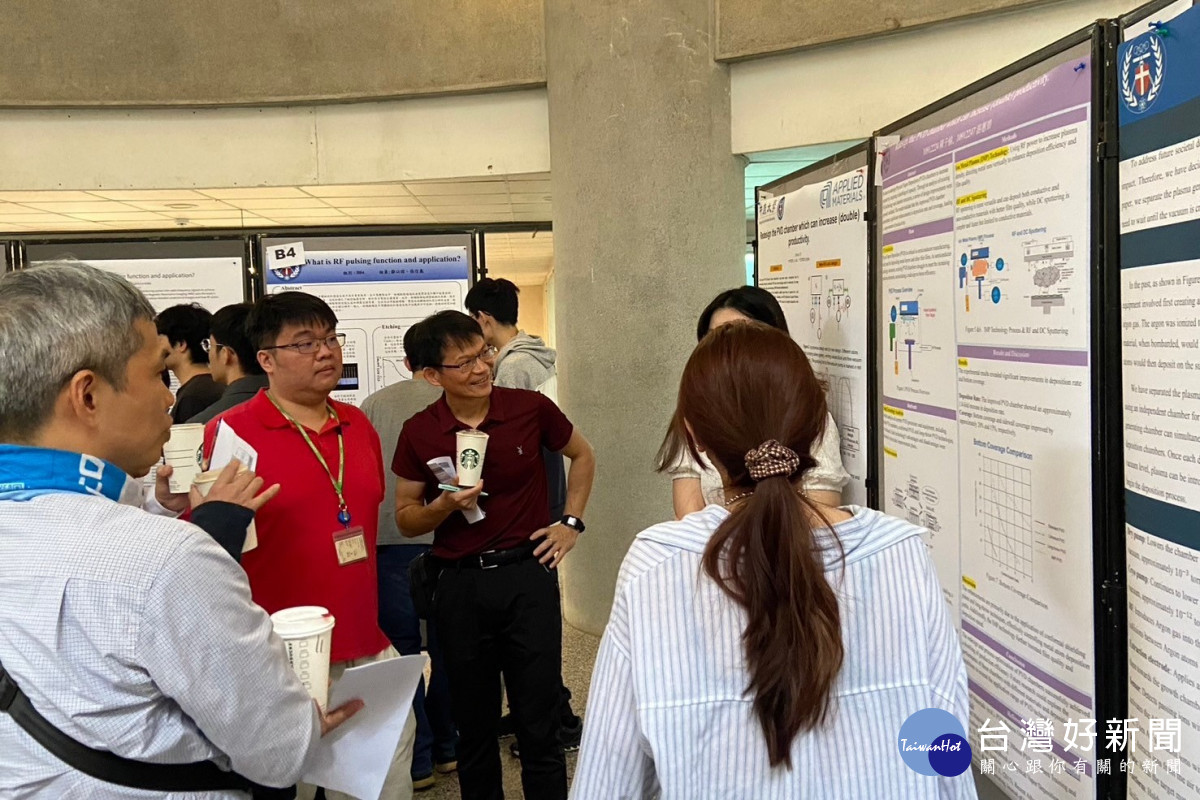  中原大學「台灣應用材料系列課程-先進半導體設備」成果展示，評審委員聆聽學生簡報。