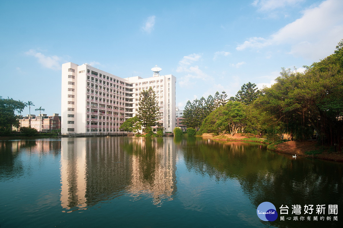 中央大學校景有「全國最美大學」之美譽，中大湖更是校園美景票選第一名。