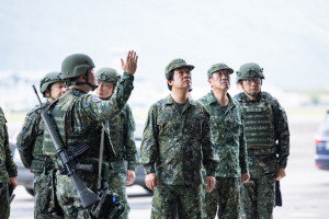 總統賴清德 (中)23日赴花蓮地區，視導漢光演習部隊實兵演練狀況。（圖／總統府Flickr）