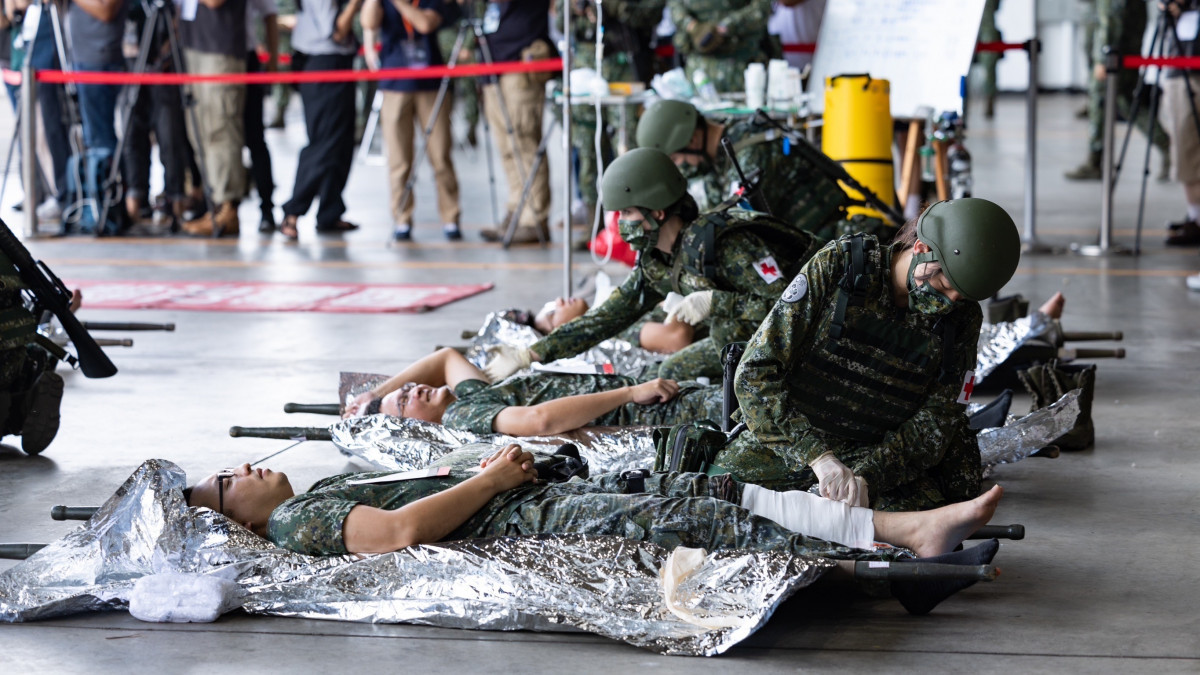 國軍漢光40號實兵演習中，士官兵正演練大量傷患檢傷處理程序。（圖／總統府Flickr）