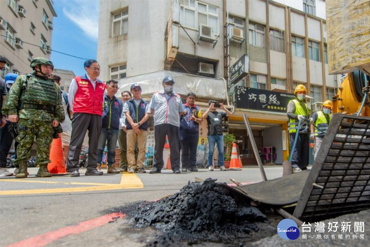 張市長視察防颱清溝整備作業。​