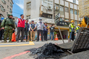 張市長視察防颱清溝整備作業。​