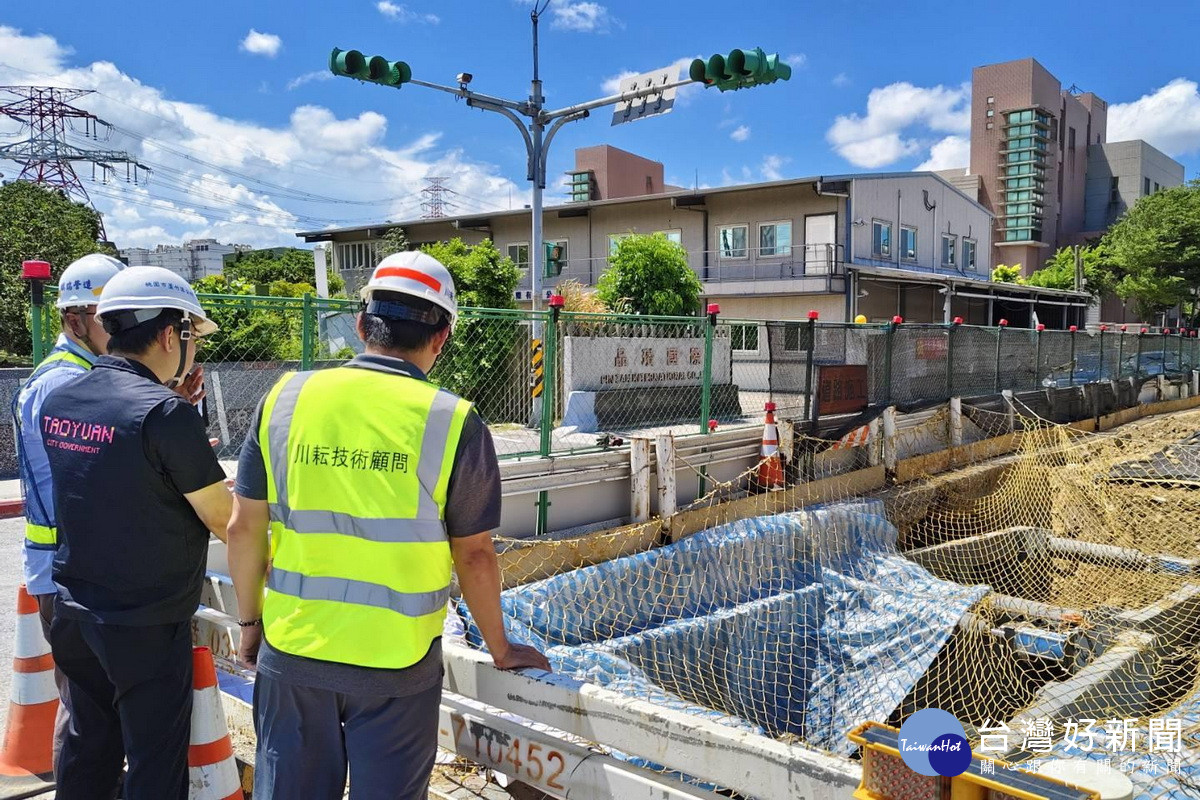 蘆竹區長李岳壇視察南工路雨水下水道在建工程防汛整備。