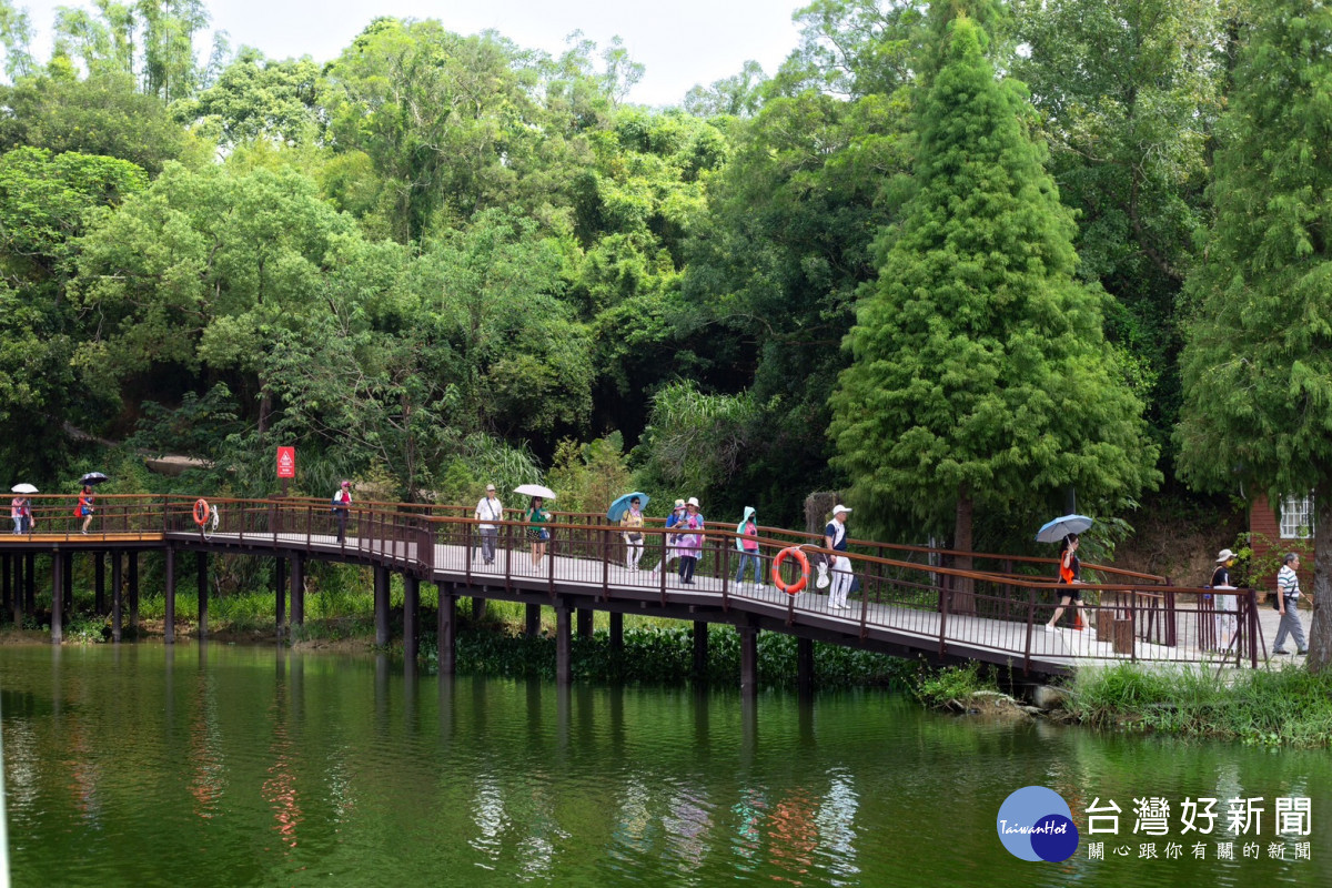 遊客行走在環湖步道，感受峨眉湖的寧靜。