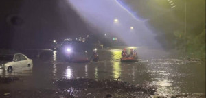 凱米颱風挾帶豪雨，嘉義縣市多處傳淹水災情，消防人員出動橡皮艇救援受困民眾/嘉縣消防局提供