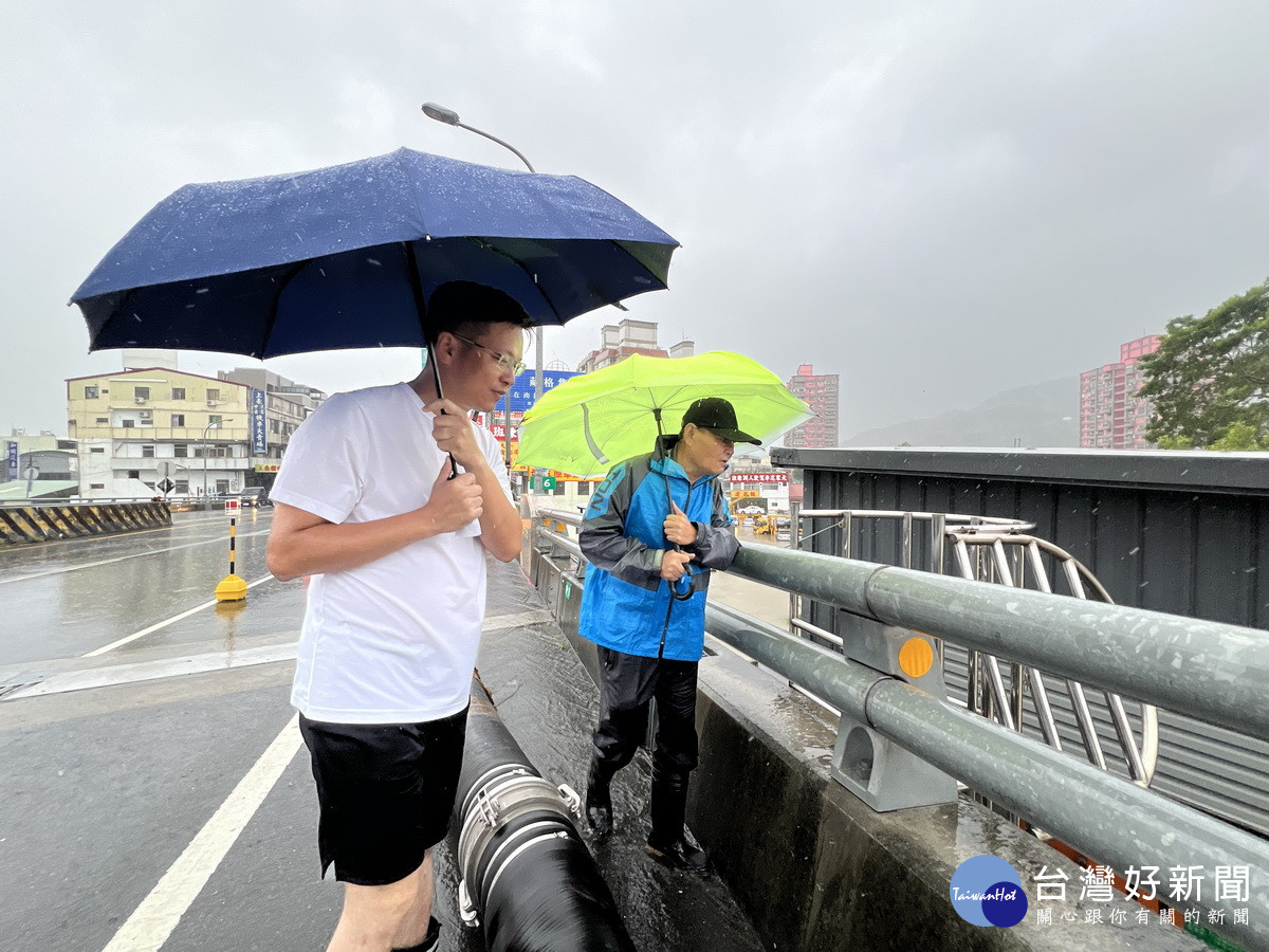 張市長清晨即到軍功橋瞭解情況。（市公所提供）