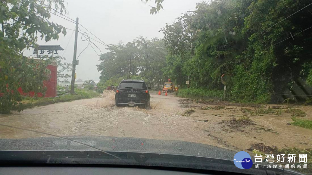 水里鄉上安路段遭土石流災害。