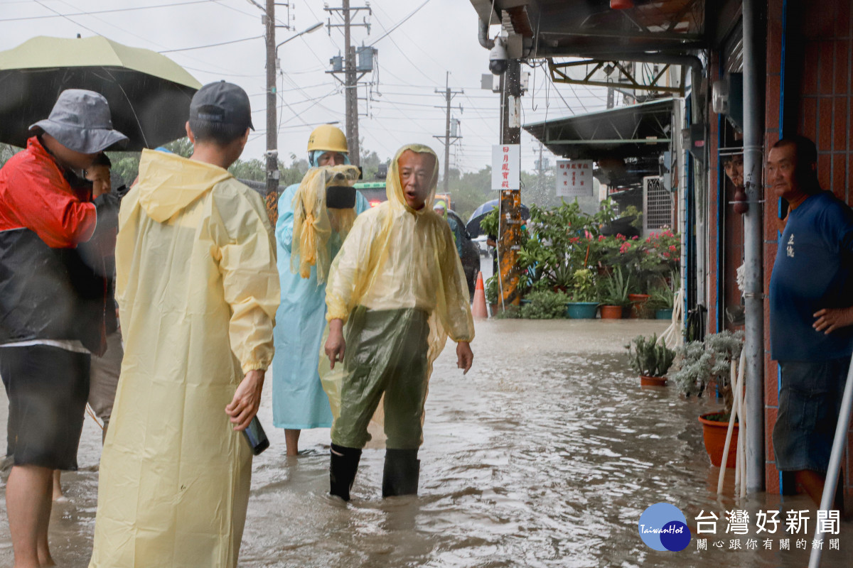 嘉義縣長翁章梁冒雨涉水勘災/陳致愷翻攝