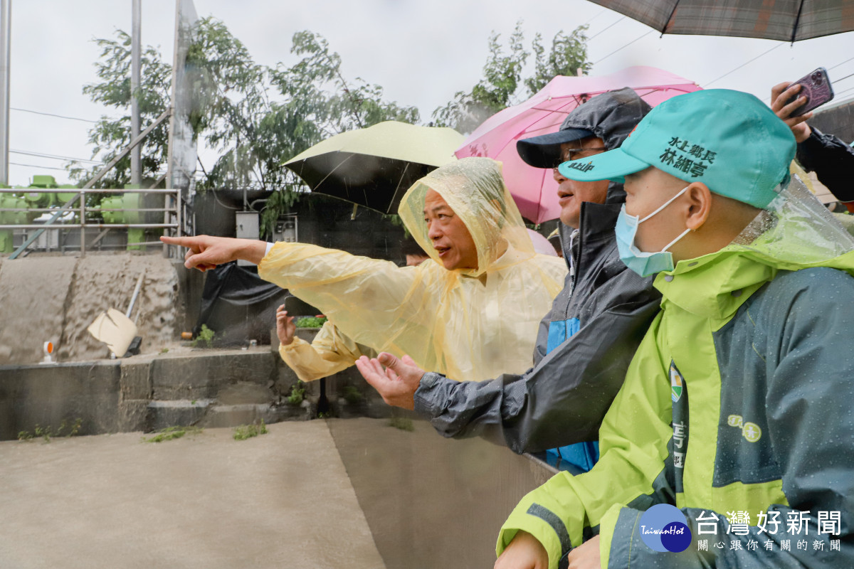 嘉義縣長翁章梁冒雨涉水勘災/陳致愷翻攝