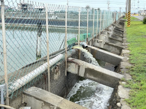▲海洋局呼籲漁民，塭堤加設防護網並進行調節性洩水。
