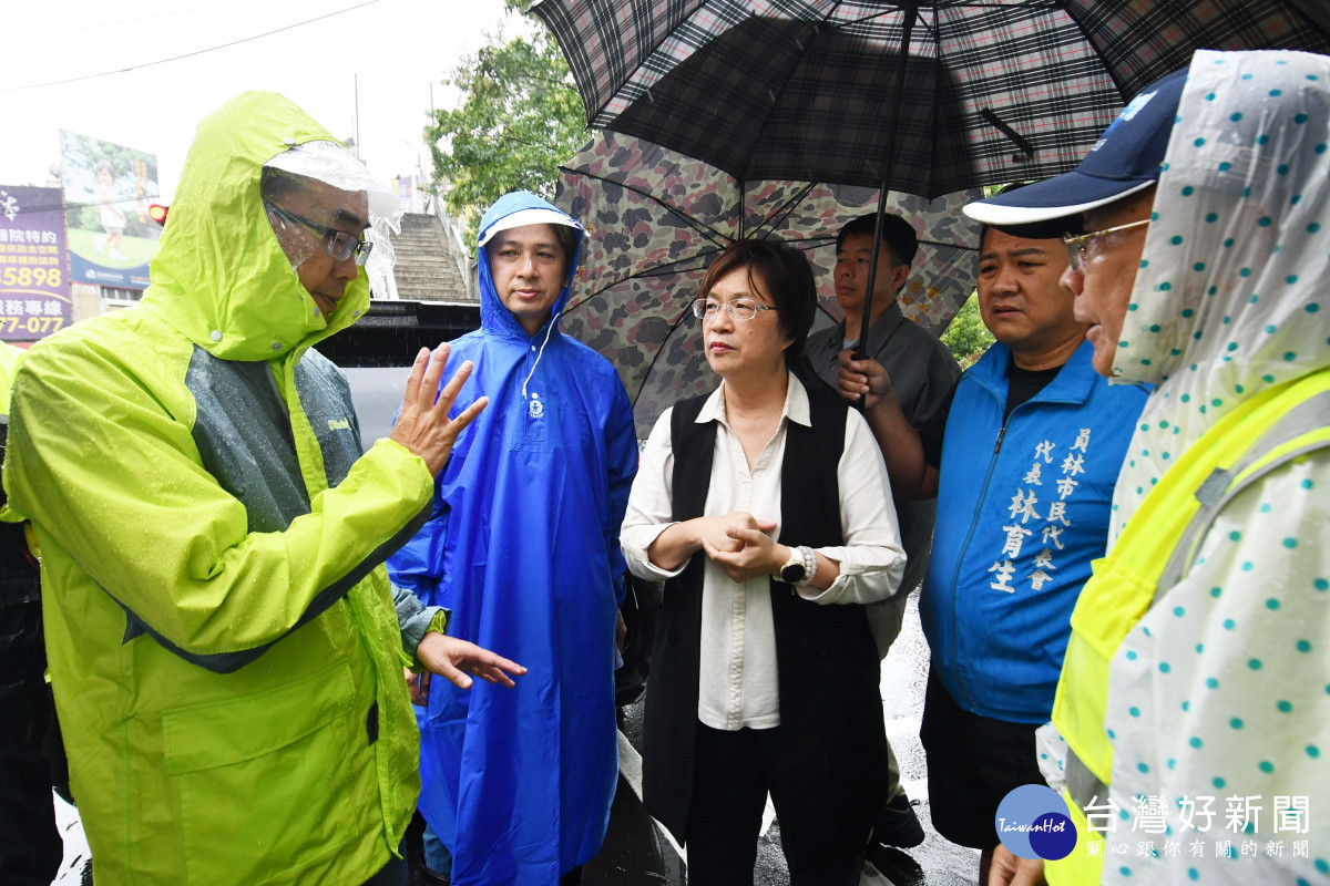 颱風來襲龍燈公園滯洪池發揮效用，視察員基醫院周邊排水情形。圖／彰化縣政府提供  