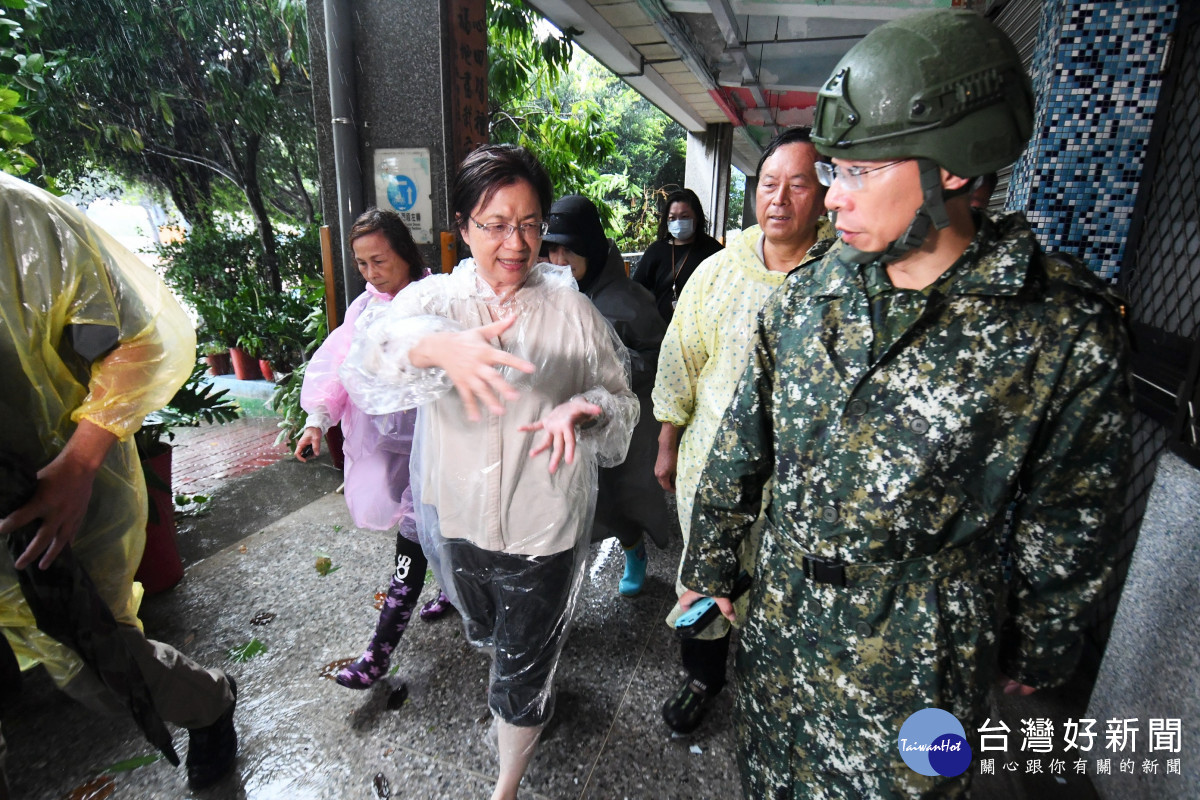 縣長王惠美視察大城鄉颱風天淹水，現場與軍方協調。