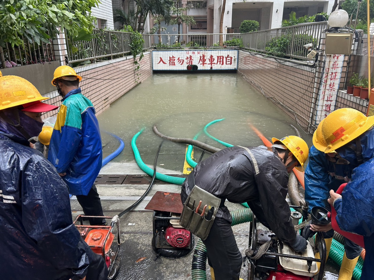 高雄市三民區一處大樓地下室淹水，台電已調度抽水機，加速解決淹水影響搶修問題，後續將視設備受淹水損害程度，積極進行設備汰換工作。（圖／台電提供）