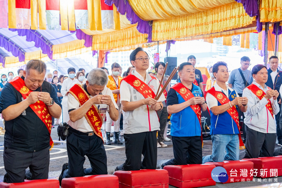 桃園市長張善政出席大法會祈祝市政順利、市民平安。<br /><br />
<br /><br />
