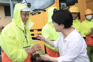 盧秀燕感謝清潔隊員颱風期間辛苦清理市容環境
