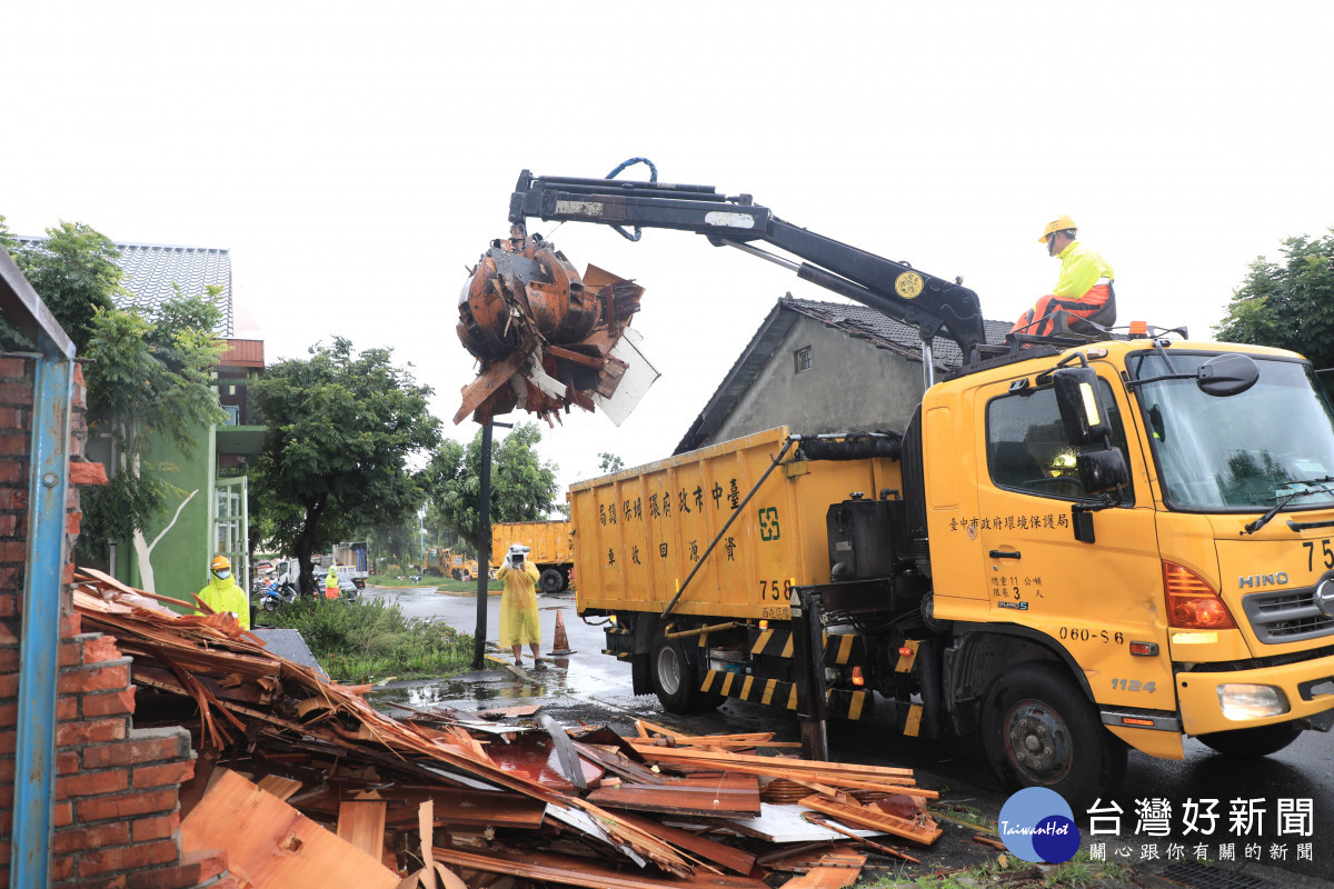 環保局動員大批機具完成路樹橫倒與排除斷枝、清運樹枝。