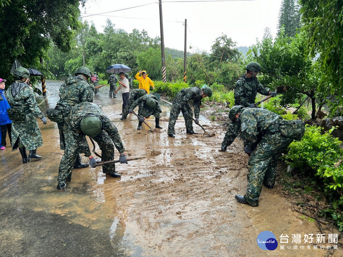 國軍弟兄協助清除泥濘。