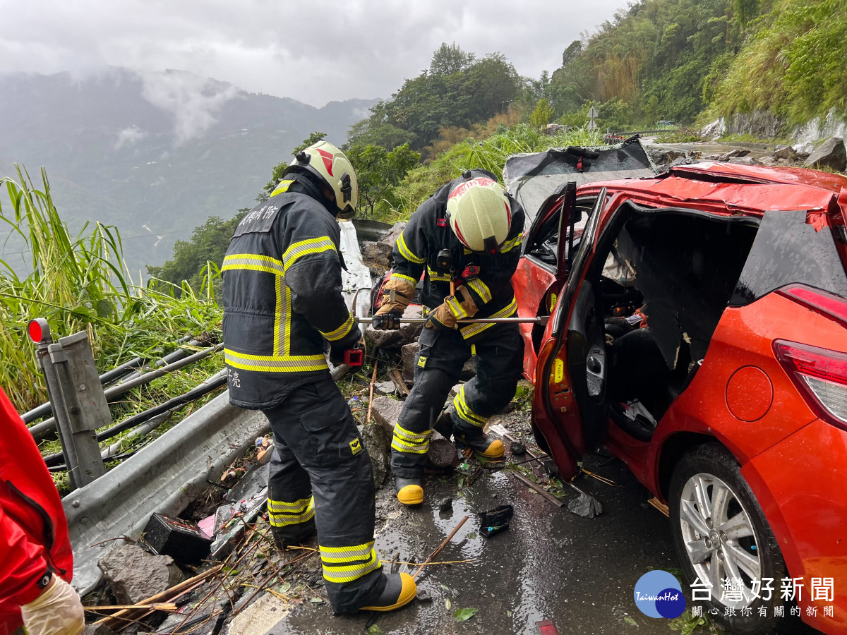 嘉義阿里山林鐵何姓班長開車返家途中遭巨大落石擊中／嘉縣消防局提供